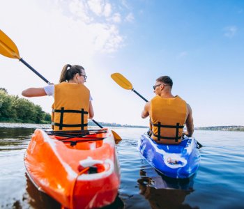 couple-together-kayaking-on-the-river-compressed